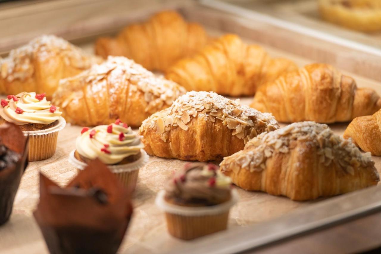 Abesq Doha Hotel And Residences, An Ihg Hotel Ngoại thất bức ảnh Croissants and cupcakes
