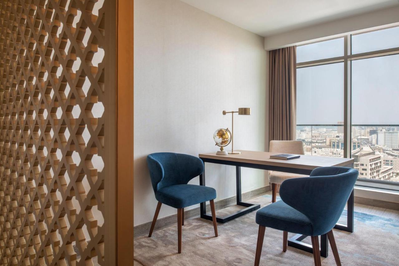 Abesq Doha Hotel And Residences, An Ihg Hotel Ngoại thất bức ảnh A work desk in a hotel room