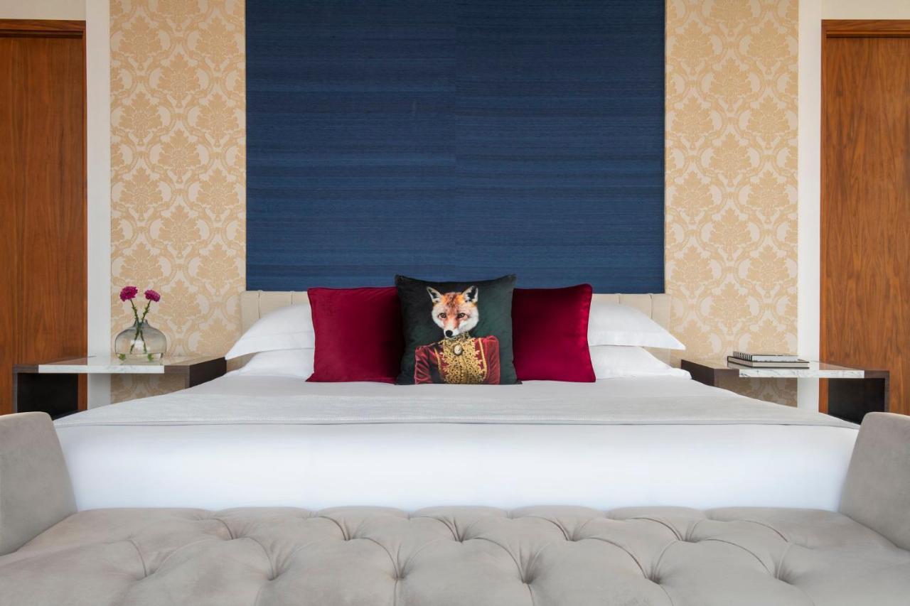 Abesq Doha Hotel And Residences, An Ihg Hotel Ngoại thất bức ảnh A bedroom at the hotel