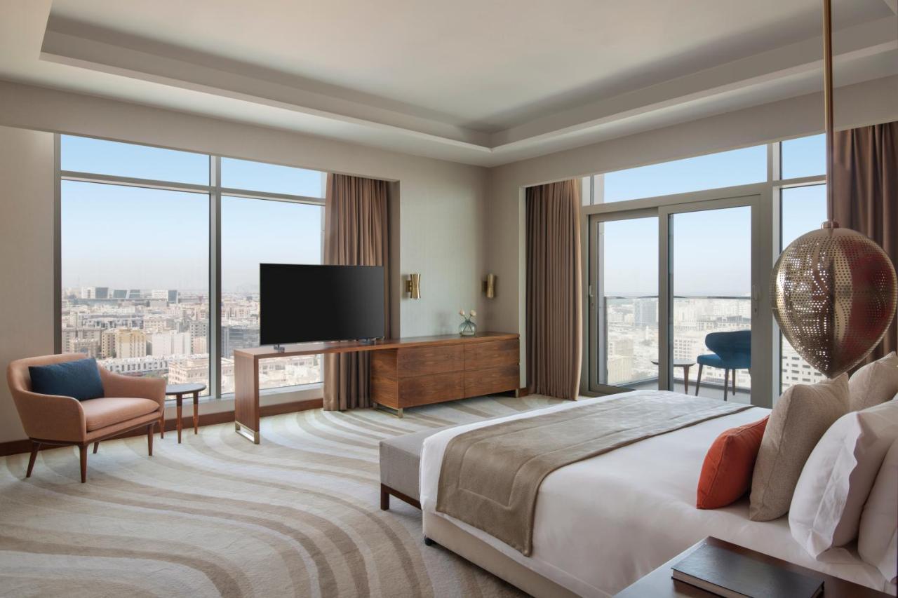 Abesq Doha Hotel And Residences, An Ihg Hotel Ngoại thất bức ảnh A bedroom at the hotel