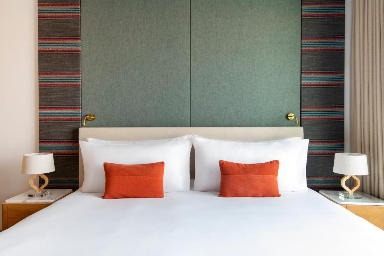 Abesq Doha Hotel And Residences, An Ihg Hotel Ngoại thất bức ảnh A bedroom at the hotel