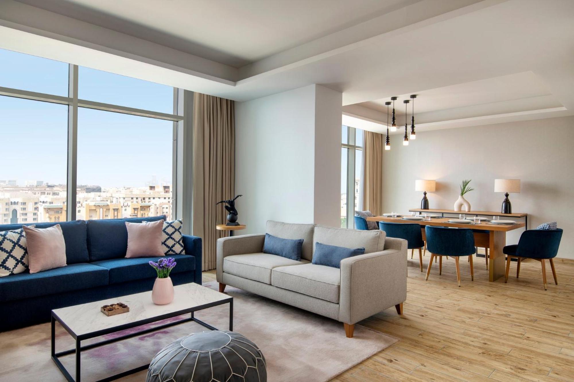 Abesq Doha Hotel And Residences, An Ihg Hotel Ngoại thất bức ảnh A living room at the hotel