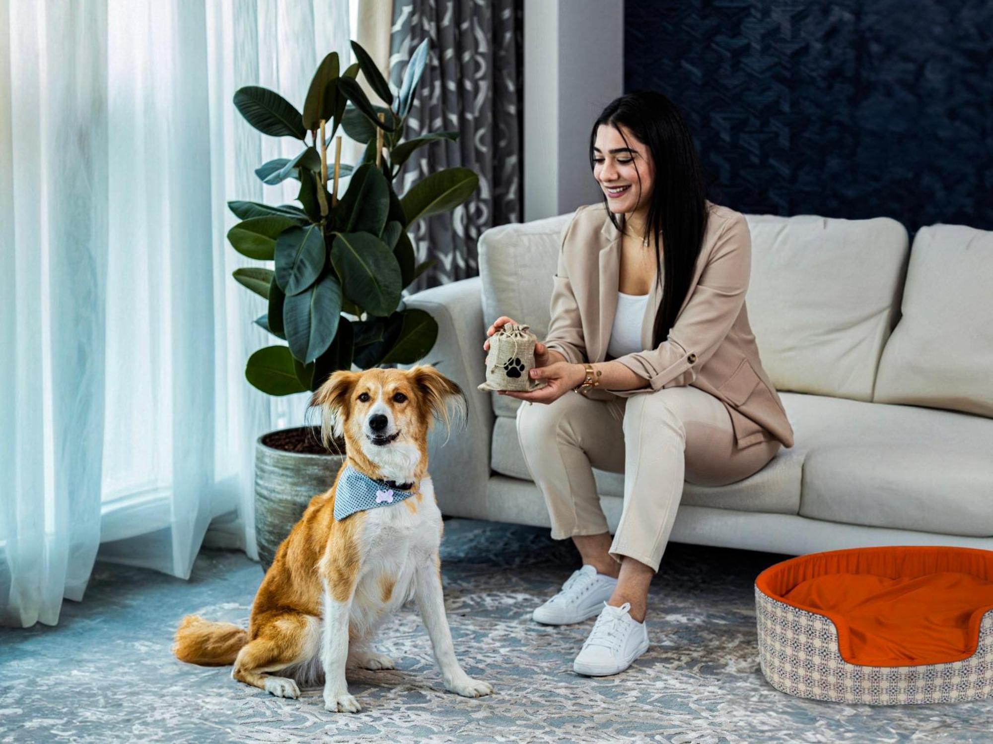 Abesq Doha Hotel And Residences, An Ihg Hotel Ngoại thất bức ảnh A dog with its owner