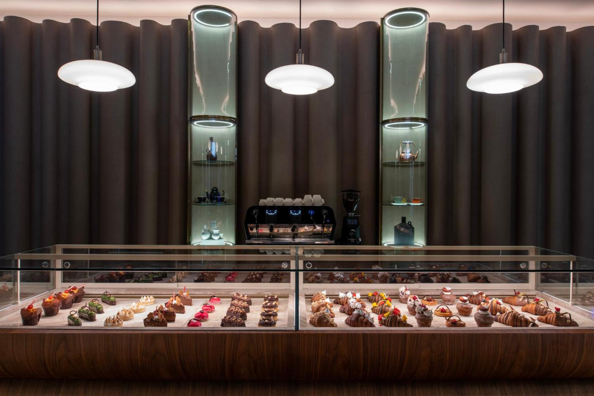 Abesq Doha Hotel And Residences, An Ihg Hotel Ngoại thất bức ảnh The interior of the café