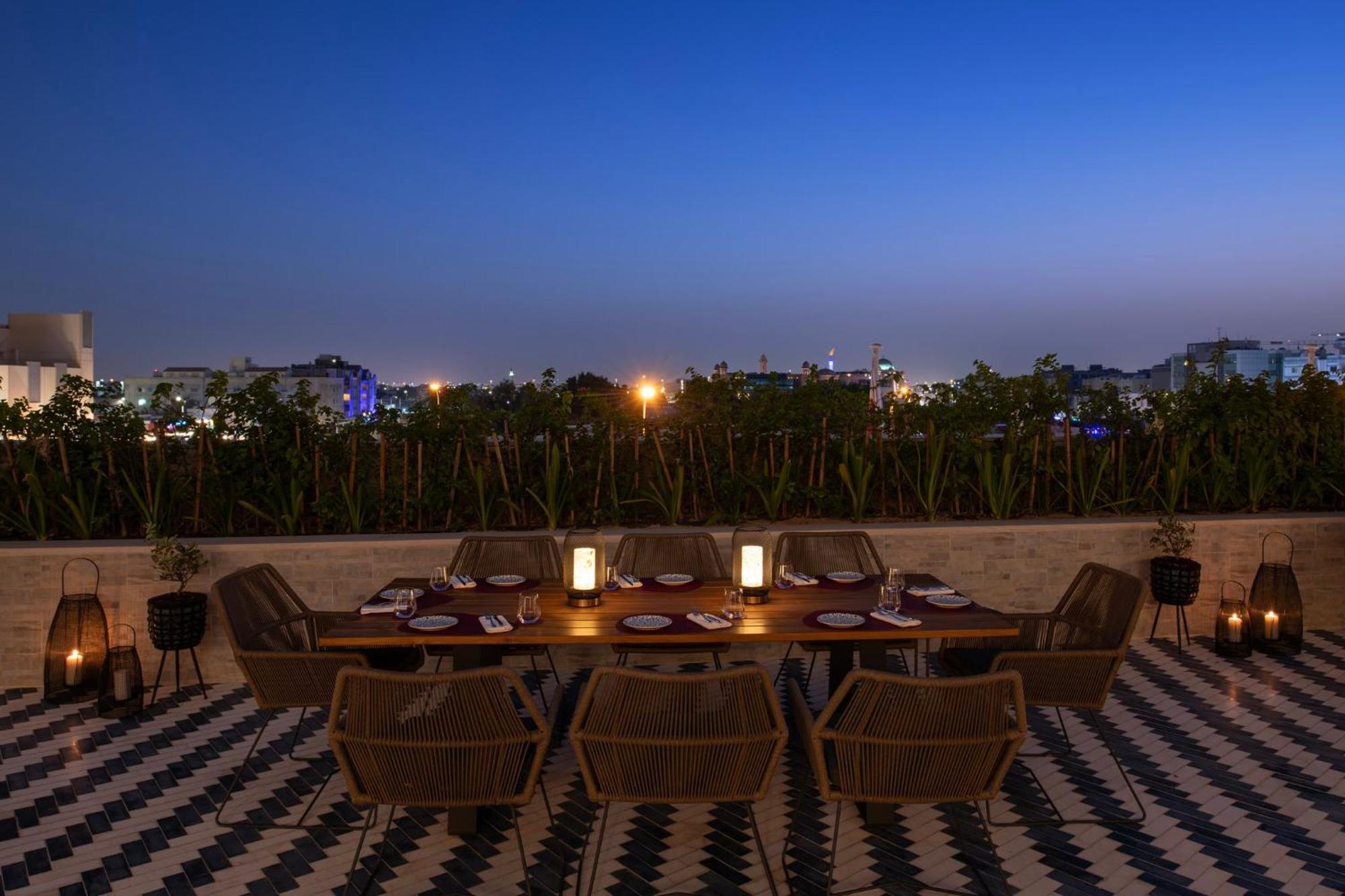 Abesq Doha Hotel And Residences, An Ihg Hotel Ngoại thất bức ảnh Rooftop dining at the Taj Mahal Palace
