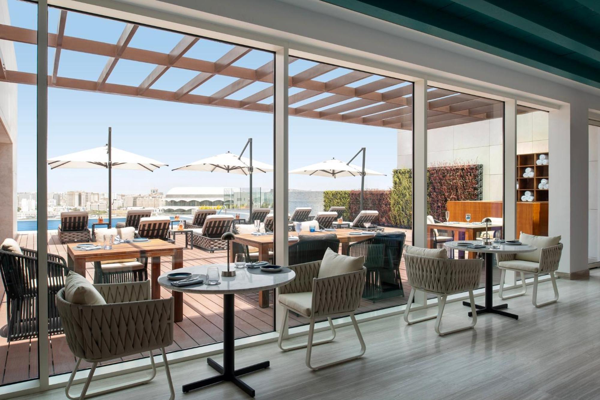 Abesq Doha Hotel And Residences, An Ihg Hotel Ngoại thất bức ảnh The Deck