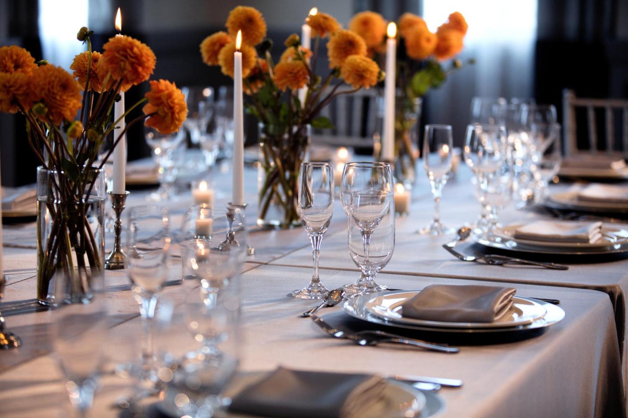 Abesq Doha Hotel And Residences, An Ihg Hotel Ngoại thất bức ảnh A table set for a formal dinner