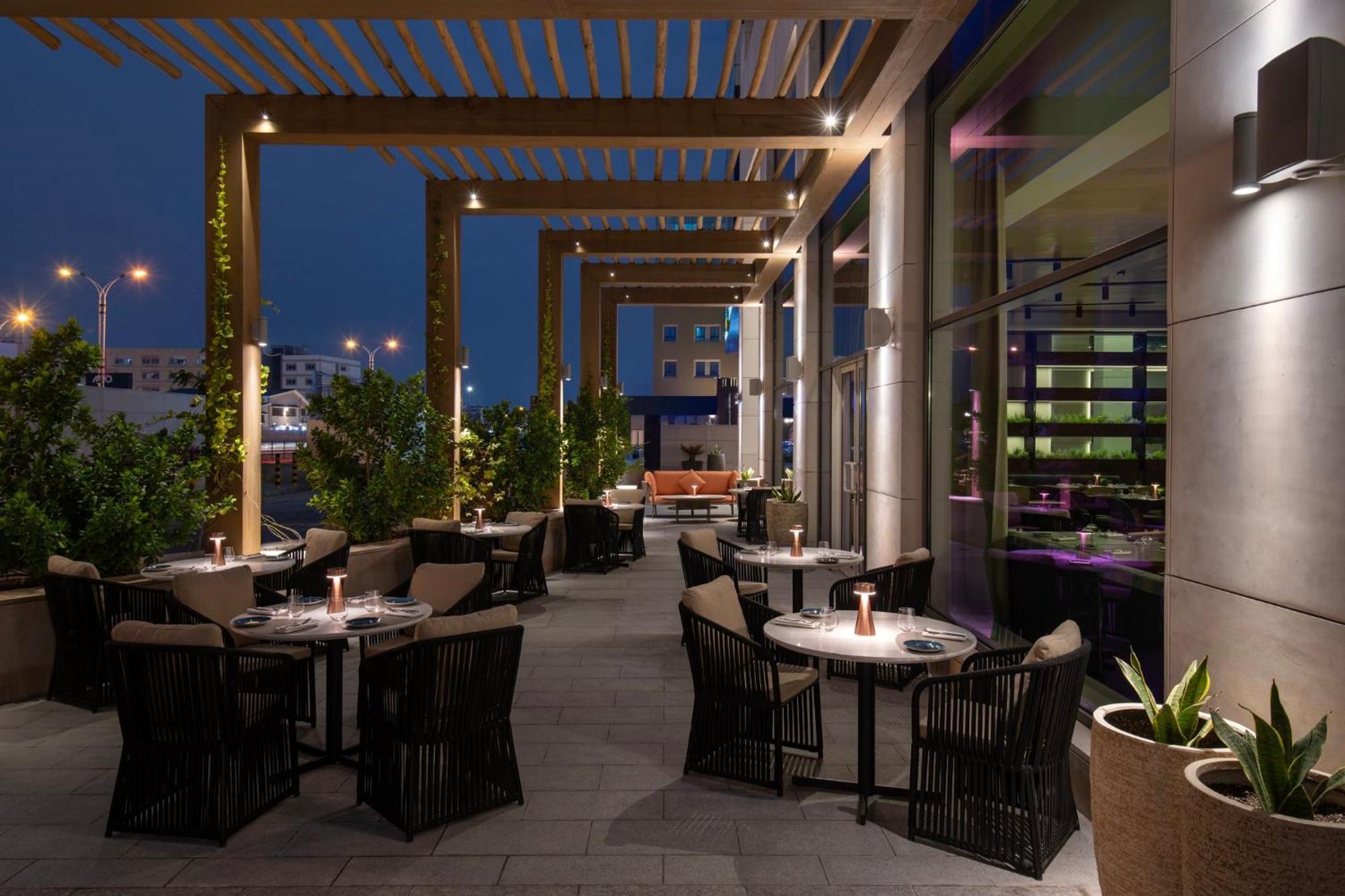 Abesq Doha Hotel And Residences, An Ihg Hotel Ngoại thất bức ảnh The Terrace