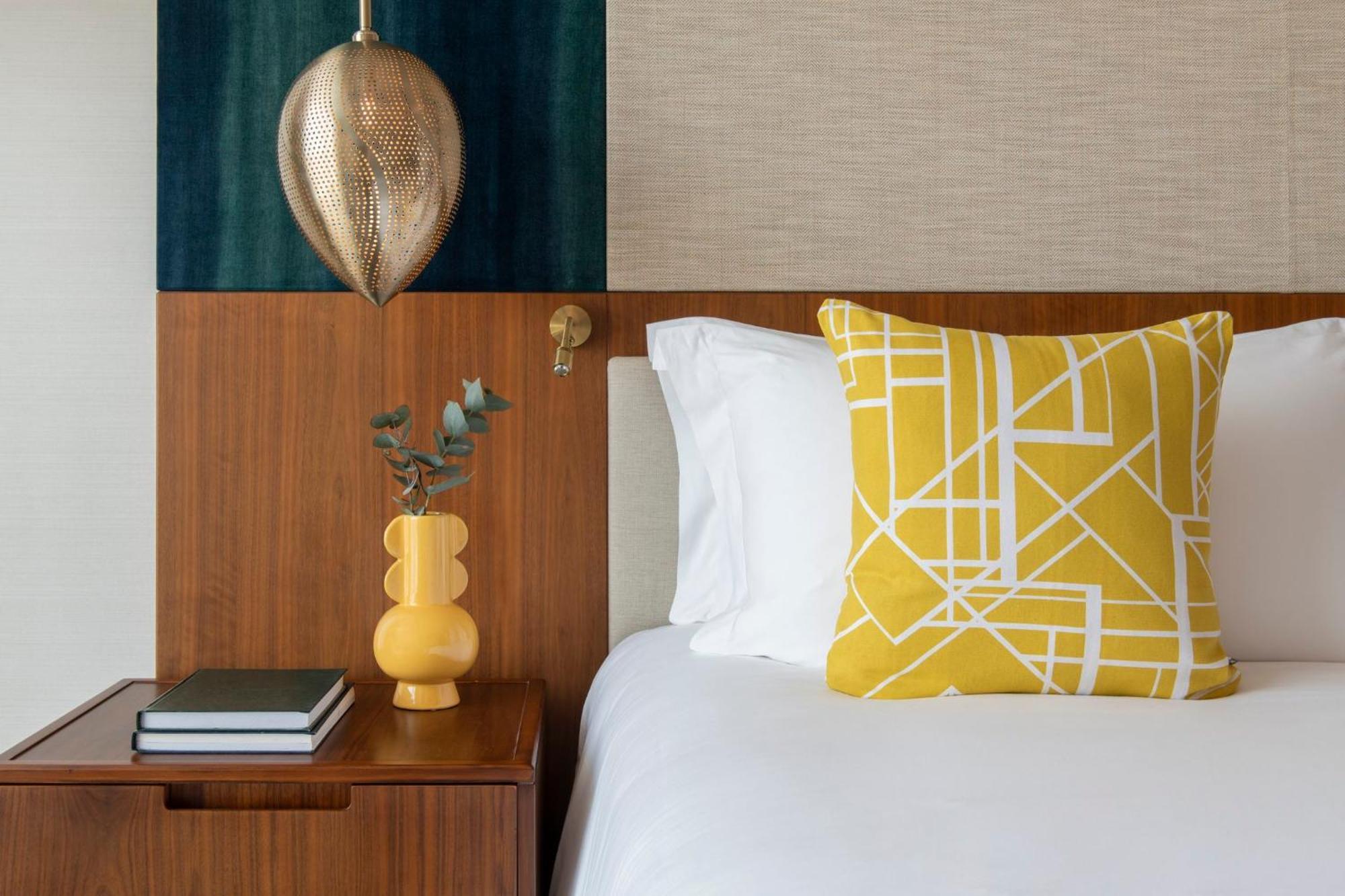 Abesq Doha Hotel And Residences, An Ihg Hotel Ngoại thất bức ảnh A bedroom at the Standard East Village